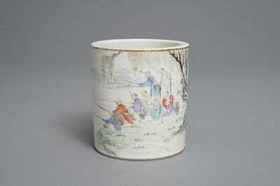 Un pot à pinceaux en porcelaine de Chine qianjiang cai, signé Tan Yin Jie, daté 1875-1884