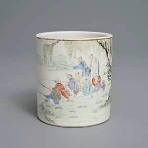 Un pot à pinceaux en porcelaine de Chine qianjiang cai, signé Tan Yin Jie, daté 1875-1884 — photo 1