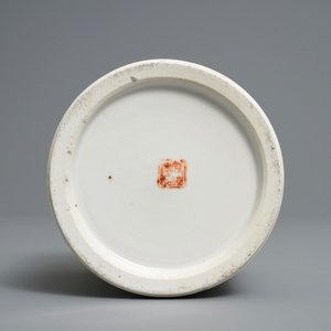 Un pot à pinceaux en porcelaine de Chine qianjiang cai, signé Tan Yin Jie, daté 1875-1884 — photo 7