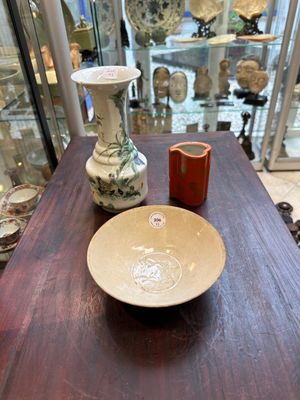 Un pot à pinceaux en porcelaine de Chine rouge de corail, un vase famille verte et un bol de type ding, marque de Guangxu, Yuan et postérieur — photo 11
