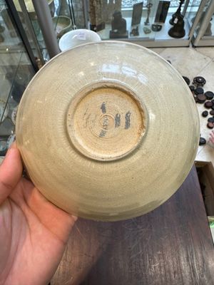 Un pot à pinceaux en porcelaine de Chine rouge de corail, un vase famille verte et un bol de type ding, marque de Guangxu, Yuan et postérieur — photo 13