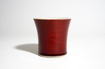 Un pot à pinceaux en porcelaine de Chine rouge monochrome, marque et période de Kangxi