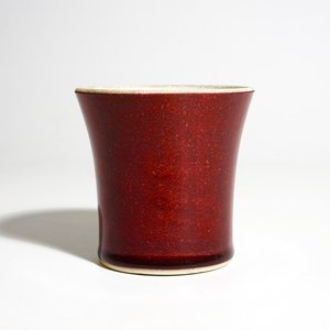 Un pot à pinceaux en porcelaine de Chine rouge monochrome, marque et période de Kangxi — photo 1