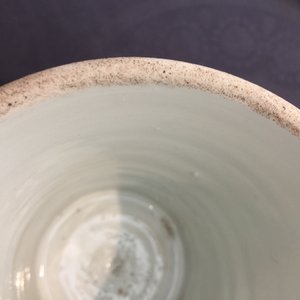 Un pot à pinceaux en porcelaine de Chine rouge monochrome, marque et période de Kangxi — photo 6