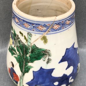 Un pot à pinceaux en porcelaine de Chine Wucai, époque Transition — photo 12