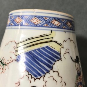 Un pot à pinceaux en porcelaine de Chine Wucai, époque Transition — photo 15