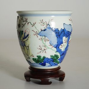 Un pot à pinceaux en porcelaine de Chine wucai sur socle en bois, époque Transition — photo 15