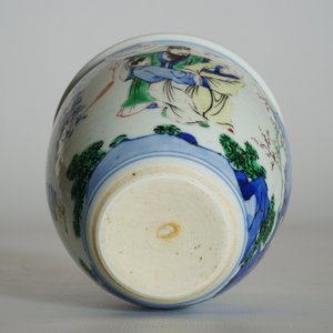 Un pot à pinceaux en porcelaine de Chine wucai sur socle en bois, époque Transition — photo 19