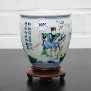 Un pot à pinceaux en porcelaine de Chine wucai sur socle en bois, époque Transition — photo 8