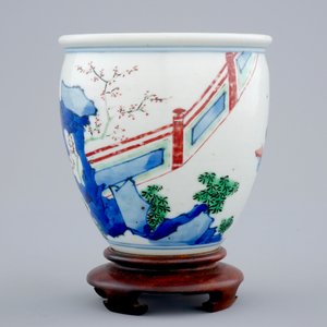 Un pot à pinceaux en porcelaine de Chine wucai sur socle en bois, époque Transition, 1620-1683 — photo 4