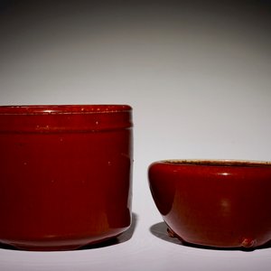 Un pot à pinceaux et un bol en porcelaine de Chine monochrome sang de boeuf, 19ème — photo 1