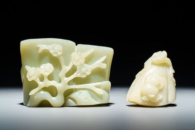 Un pot à pinceaux et un groupe figurant un garçon sur une fleur de lotus en jade céladon, Chine, 19/20ème