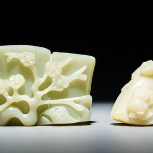 Un pot à pinceaux et un groupe figurant un garçon sur une fleur de lotus en jade céladon, Chine, 19/20ème — photo 1