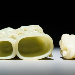 Un pot à pinceaux et un groupe figurant un garçon sur une fleur de lotus en jade céladon, Chine, 19/20ème — photo 5
