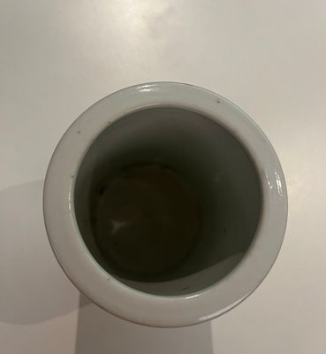 Un pot à pinceaux et un plat en porcelaine de Chine famille rose et une paire de pots couverts en bleu et blanc, 19/20ème — photo 5