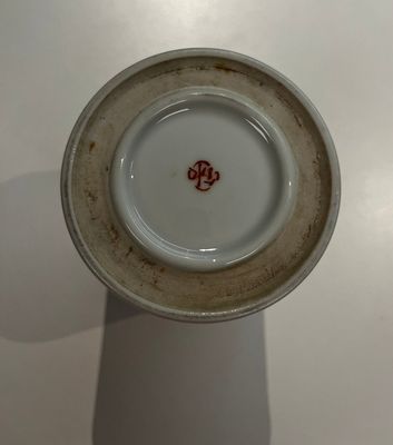 Un pot à pinceaux et un plat en porcelaine de Chine famille rose et une paire de pots couverts en bleu et blanc, 19/20ème — photo 6