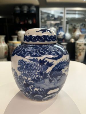 Un pot à pinceaux et un plat en porcelaine de Chine famille rose et une paire de pots couverts en bleu et blanc, 19/20ème — photo 7