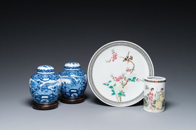 Un pot à pinceaux et un plat en porcelaine de Chine famille rose et une paire de pots couverts en bleu et blanc, 19/20ème