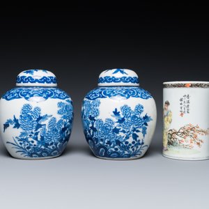 Un pot à pinceaux et un plat en porcelaine de Chine famille rose et une paire de pots couverts en bleu et blanc, 19/20ème — photo 13