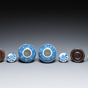 Un pot à pinceaux et un plat en porcelaine de Chine famille rose et une paire de pots couverts en bleu et blanc, 19/20ème — photo 14