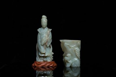 Un pot à pinceaux et une figure de Guanyin en jade sculpté, Chine, Qing