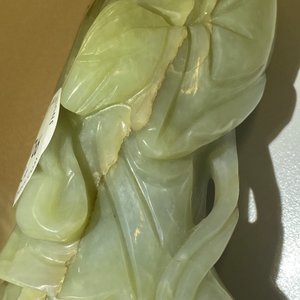 Un pot à pinceaux et une figure de Guanyin en jade sculpté, Chine, Qing — photo 11