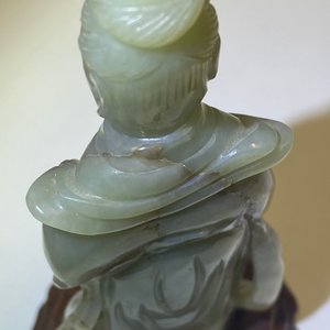 Un pot à pinceaux et une figure de Guanyin en jade sculpté, Chine, Qing — photo 13