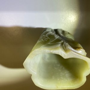 Un pot à pinceaux et une figure de Guanyin en jade sculpté, Chine, Qing — photo 17