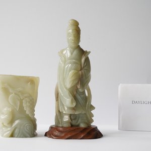 Un pot à pinceaux et une figure de Guanyin en jade sculpté, Chine, Qing — photo 7