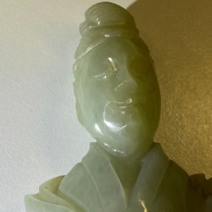 Un pot à pinceaux et une figure de Guanyin en jade sculpté, Chine, Qing — photo 9