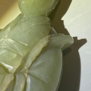 Un pot à pinceaux et une figure de Guanyin en jade sculpté, Chine, Qing — photo 10