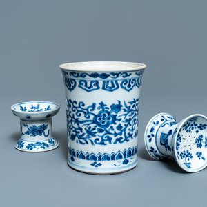 Un pot à pinceaux et une paire de ponceuses en porcelaine de Chine bleu et blanc, Kangxi — photo 1