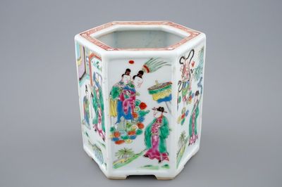Un pot à pinceaux hexagonale en porcelaine de Chine famille rose, Yongzheng, 1723-1735