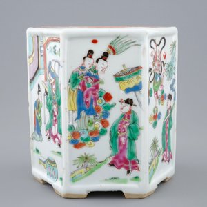 Un pot à pinceaux hexagonale en porcelaine de Chine famille rose, Yongzheng, 1723-1735 — photo 2