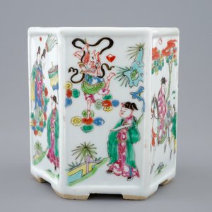 Un pot à pinceaux hexagonale en porcelaine de Chine famille rose, Yongzheng, 1723-1735 — photo 7