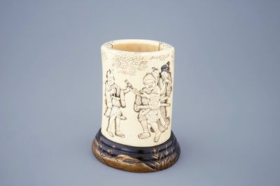 Un pot à pinceaux signé en ivoire sur socle lacqué et doré, Japon, Meiji, 19ème