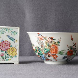 Un pot à pinceaux, un bol et un vase en porcelaine de Chine famille rose et verte, 19ème — photo 17