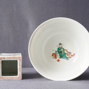Un pot à pinceaux, un bol et un vase en porcelaine de Chine famille rose et verte, 19ème — photo 18