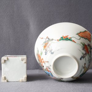 Un pot à pinceaux, un bol et un vase en porcelaine de Chine famille rose et verte, 19ème — photo 19