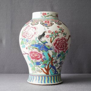 Un pot à pinceaux, un bol et un vase en porcelaine de Chine famille rose et verte, 19ème — photo 20