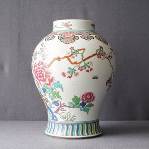 Un pot à pinceaux, un bol et un vase en porcelaine de Chine famille rose et verte, 19ème — photo 23