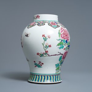 Un pot à pinceaux, un bol et un vase en porcelaine de Chine famille rose et verte, 19ème — photo 3
