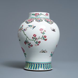Un pot à pinceaux, un bol et un vase en porcelaine de Chine famille rose et verte, 19ème — photo 4