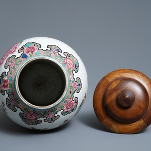 Un pot à pinceaux, un bol et un vase en porcelaine de Chine famille rose et verte, 19ème — photo 6