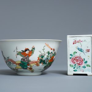 Un pot à pinceaux, un bol et un vase en porcelaine de Chine famille rose et verte, 19ème — photo 9