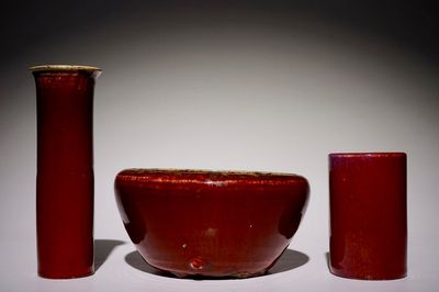 Un pot à pinceaux, un vase et un bol en porcelaine de Chine monochrome sang de boeuf, 19/20ème