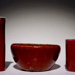 Un pot à pinceaux, un vase et un bol en porcelaine de Chine monochrome sang de boeuf, 19/20ème — photo 1