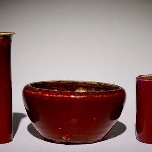 Un pot à pinceaux, un vase et un bol en porcelaine de Chine monochrome sang de boeuf, 19/20ème — photo 2