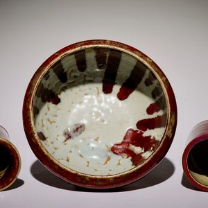 Un pot à pinceaux, un vase et un bol en porcelaine de Chine monochrome sang de boeuf, 19/20ème — photo 3
