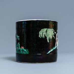 Un pot à rouleaux en porcelaine de Chine famille verte à décor appliqué, Chine, 19/20ème — photo 3